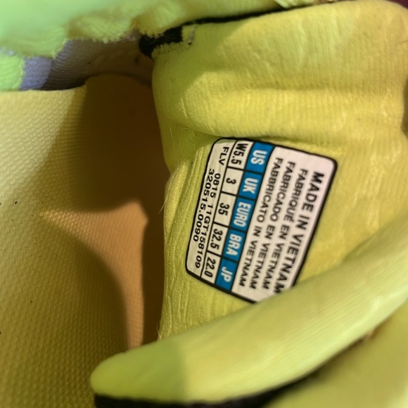 Mizuno turf shoes size 5 .5 - Picture 7 of 7